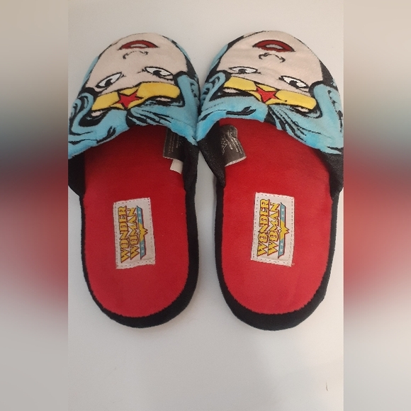 Wonder Woman slipper slides - size small (5-6) - Picture 2 of 5